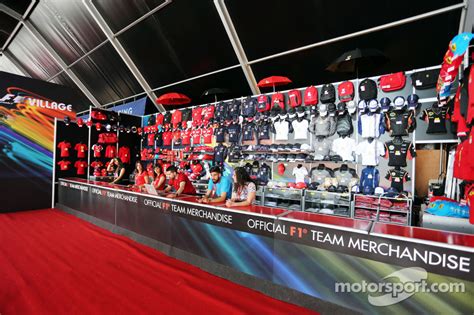 Er zijn in 2007 in totaal twee kampioenschappen in de formule 1: F1 Merchandise Stand at Spanish GP