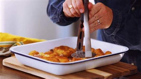 jamie oliver reveals the key to perfect christmas roast potatoes christmas roast jamie oliver