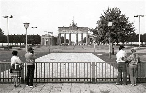 Mitten im herzen berlins liegt das weltbekannte brandenburger tor, das als historischer ort jahr für jahr millionen von menschen aus allen himmelsrichtungen anzieht. Das Brandenburger Tor von Ostberlin aus fotografiert ...