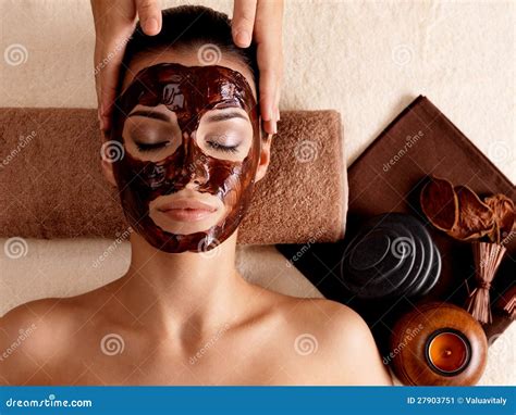 Badekurortmassage Für Frau Mit Gesichtsschablone Auf Gesicht Stockbild Bild Von Kosmetik