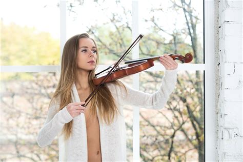 голая девушка со скрипкой фото Telegraph