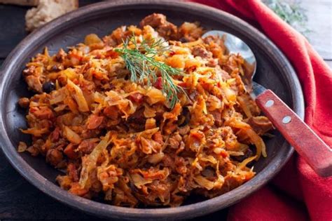 Scopri con donna moderna la ricetta facilissima e super golosa delle salsicce all'uva in padella: Verza e salsiccia in padella - Fidelity Cucina