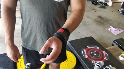 How To Use Weightlifting Wrist Wraps - RAWR Strength
