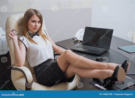 Sexy Bedrijfsvrouwenzitting Met Haar Voeten Op Het Bureau Stock Foto Image Of Zakenvrouw