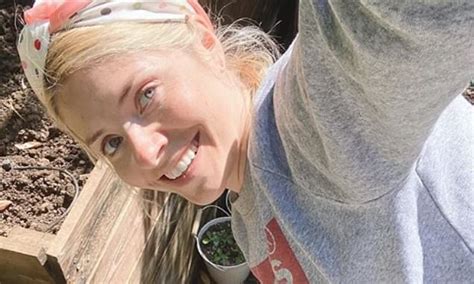 Holly Willoughby Looks Radiant As She Poses For Make Up Free Selfie