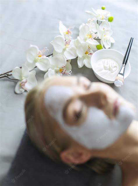 Premium Photo Face Maskbeautiful Young Girl At Spa Cosmetician Woman