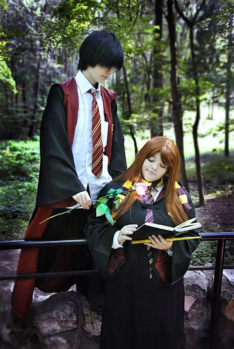She was quite young, 19 years old, when she became pregnant with harry, giving birth to him at 20. Lily Evans x James Potter by Matsu-Sotome on DeviantArt