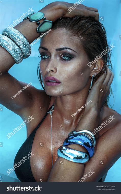 Sexy Beautiful Woman Posing Wearing Silver Foto Stock 207072943 Shutterstock