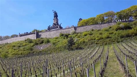 Der tempel der alten niederwaldanlage wirkt grazil und leicht. Ein Panoramablick vom Niederwalddenkmal Germania auf ...