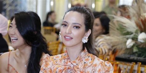 Sahabat Menikah Nia Ramadhani Tampil Cantik Di Pernikahan Rezky Aditya