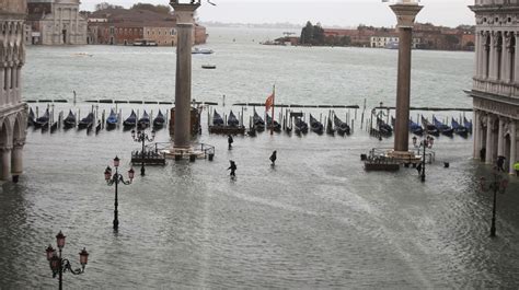 People Rush To Protect Artworks As New Tidal Surge Hits Venice