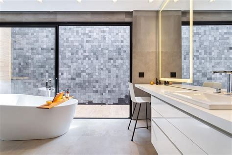 Banheiro Contempor Neo Grande Cinza E Branco Com Banheira De Imers O E