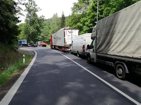 Od 1.6.2020 18:30 do 19:30. Nehoda autobusu uzavřela hlavní tah na Karlovy Vary ...