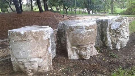 La Diputación estudia la ubicación final de las tallas de cabezas de indígenas halladas en