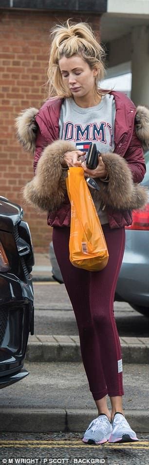 Love Islands Olivia Attwood Looks Downcast As She Goes Make Up Free Daily Mail Online