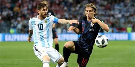 Lionel messi a été élu meilleur meneur de jeu de la dernière décennie par l'iffhs, andres iniesta et luka modric viennent compléter le trio. Modric defendió a Messi en medio de la catástrofe ...