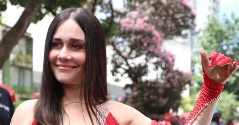 atriz de novela da globo posa nua antes de sair em bloco de carnaval look vermelho decotado