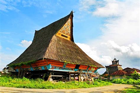 Ada berbagai nilai luhur dalam rumah adat. Rumah Adat Karo,Sumatera Utara | Beautiful Indonesia UMM