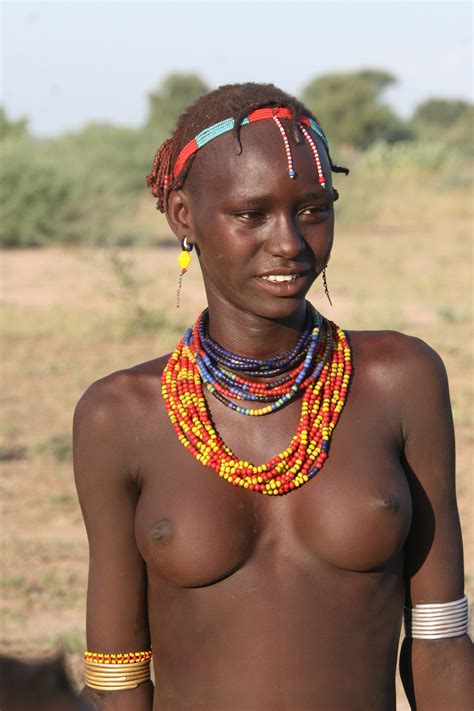 セックスをしている熱いヌードアフリカの原住民 裸の女の子とその猫