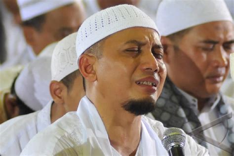 Mp3 ceramah ustad arifin ilham. Jemaah hadiri zikir akbar ustad Arifin Ilham - Ramadhan ...
