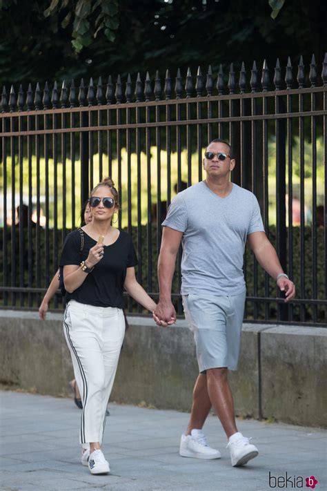 Jennifer Lopez Y Alex Rodríguez Paseando Por Las Calles De París El
