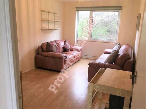 The property is close to king george hospital and newbury park. One bedroom flat, Ground Floor, Purpose built at Dellow ...