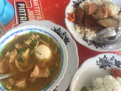 Resep membuat soto madura cukup mudah dan bisa kamu praktekkan di rumah. Soto babat dan Nasi campur Madura