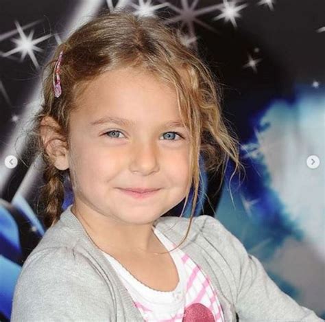 Quando la coppia ha pronunciato il fatidico sì, lei era già in dolce attesa del loro primogenito cristian nato nel 2005. Chanel Totti su Tik Tok con papà e i fratelli: identica a ...