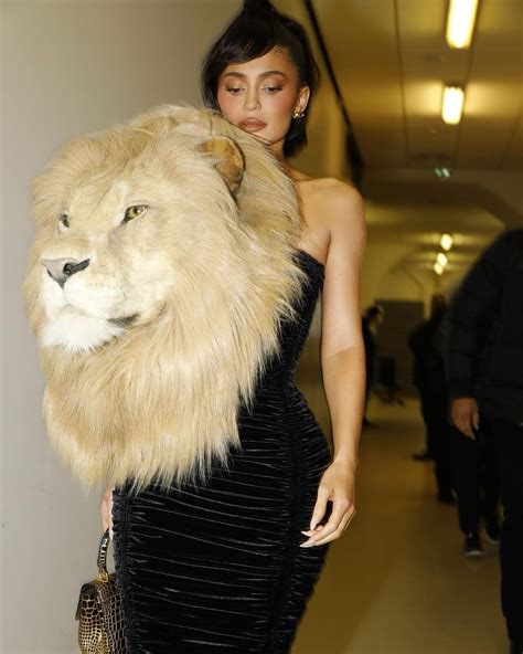 Kylie Jenner é detonada por escolha de colar controverso após polêmica de vestido com cabeça de