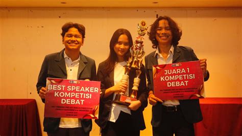 Usung Polemik Politik Kampus Mahasiswa Unair Juara I Debat
