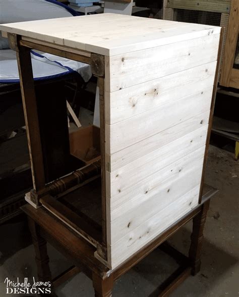 It holds the litter box in one end with a divider panel for the cat food and water in the front. DIY Farmhouse Style Cat Litter Box Furniture For The Home