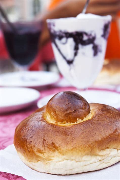 Mangiare del gelato a colazione permetterebbe di cominciare la giornata con una marcia in più: Le Brioche col tuppo: soffici brioche della colazione ...