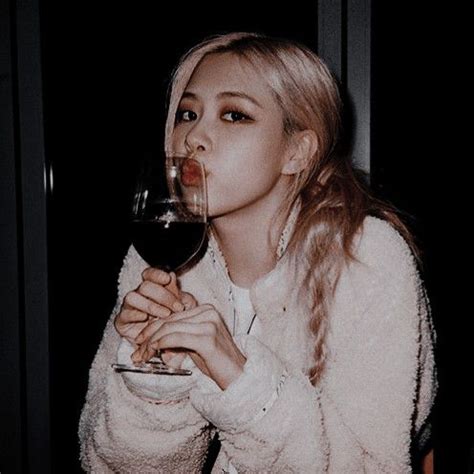The best gifs for rose blackpink. #parkchaeyoung #rosé #rose #kpop #kpopicons #icon #ulzzang ...