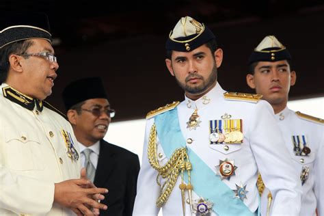 He was born to a member of the johor royal family (his paternal side of the family) and the perak royal family (his maternal side of the family). Tengku Mahkota Johor Ber-Twitter! - Blog Coklateyes by ...