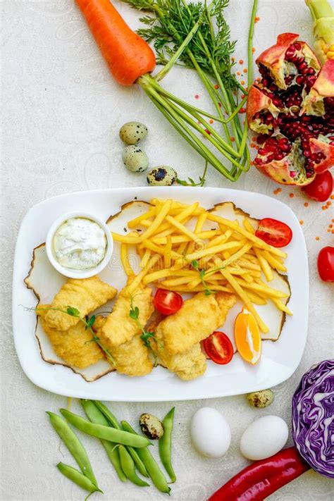 Chiunque abbia buttato via delle patatine fritte avanzate ha desiderato che esistesse un modo per poterle riscaldare. Pollo Al Forno Con Patatine Fritte E Salsa Immagine Stock ...