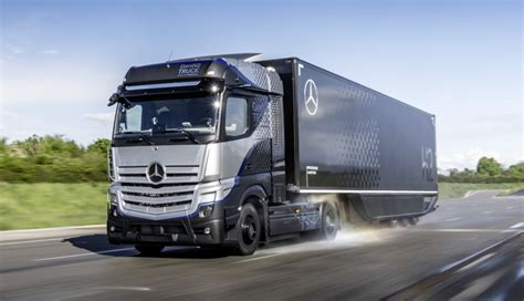 Daimler Startet Tests Mit Wasserstoff Lkw Genh