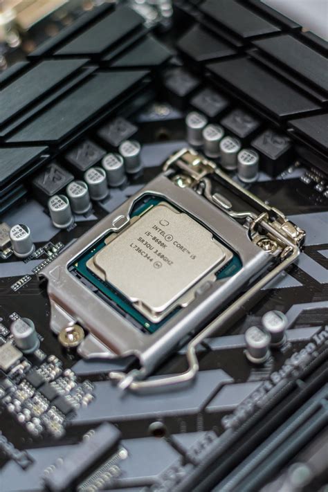 Intel Rises After Q3 Earnings Beat