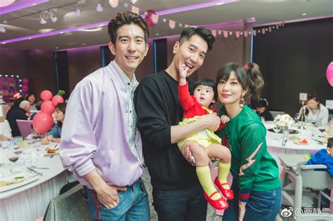 At the age of 17, while still in high school, he began working as a restaurant singer. Alyssa Chia's daughter turns one, Mark Chao and friends ...