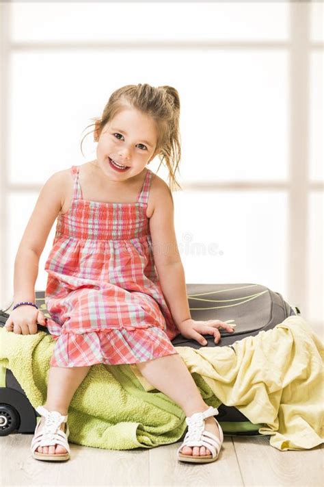 Das Kleine Mädchen Das Auf Einem Koffer Sitzt Bereiten Für Reise Vor Stockbild Bild Von