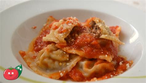 Cucina tradizionale italiana primi piatti di carne. Ravioli di carne al sugo fatti in casa | Basil & Tomato