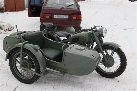 Want to stand out in a crowd and be able to disappear in the woods or desert? Ural IMZ M-72 750 cm³ 1951 - Motorcycle - Nettimoto
