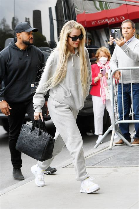 khloe kardashian in gray sweatpants steps out in new york 05 gotceleb