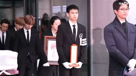 Grieving K Pop Stars Get Together To Carry Shinees Jonghyun To Funeral
