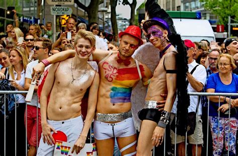 strengere kontrollen bei der parade wie nackt darf der csd in stuttgart sein stuttgart