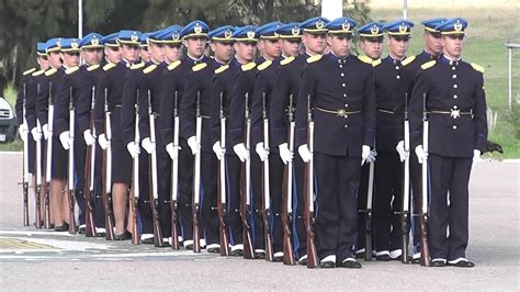 Ambos dijeron después que vieron militares con carros oficiales y distintivos con letras pn, de policía nacional, en grande. La Escuela Nacional de Policía cumplió sus 71 años - YouTube