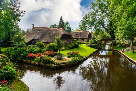 visit the dutch village with no roads giethoorn travel earth