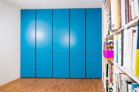 Schrank mit zwei türen und zwei festen einlegeböden. Schrank / blau - Ulrich Holzhandwerk