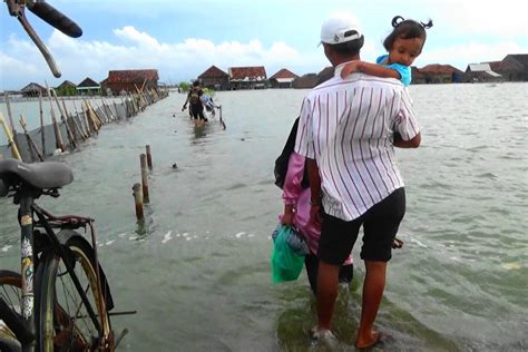 Adaptasi Warga Pesisir Timbulsloko Setelah Kampung Terendam Air Laut