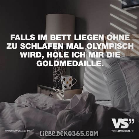 Ein tischchen mit einem stuhl. Wenn ich im Koje liege, ohne an Olympischen Spielen ...