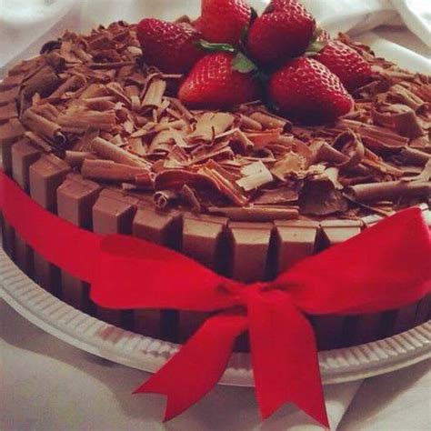 Laço de Chita: BOLO KIT KAT COM MORANGOS